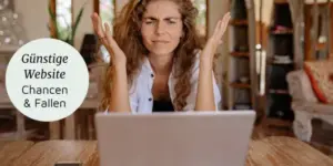 Frau schaut frustriert auf Laptop mit günstig erstellter Website
