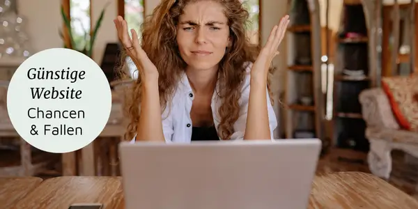 Frau schaut frustriert auf Laptop mit günstig erstellter Website