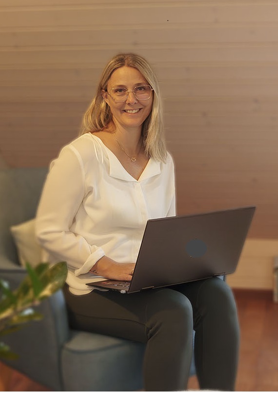 Cornelia Krebs mit Laptop